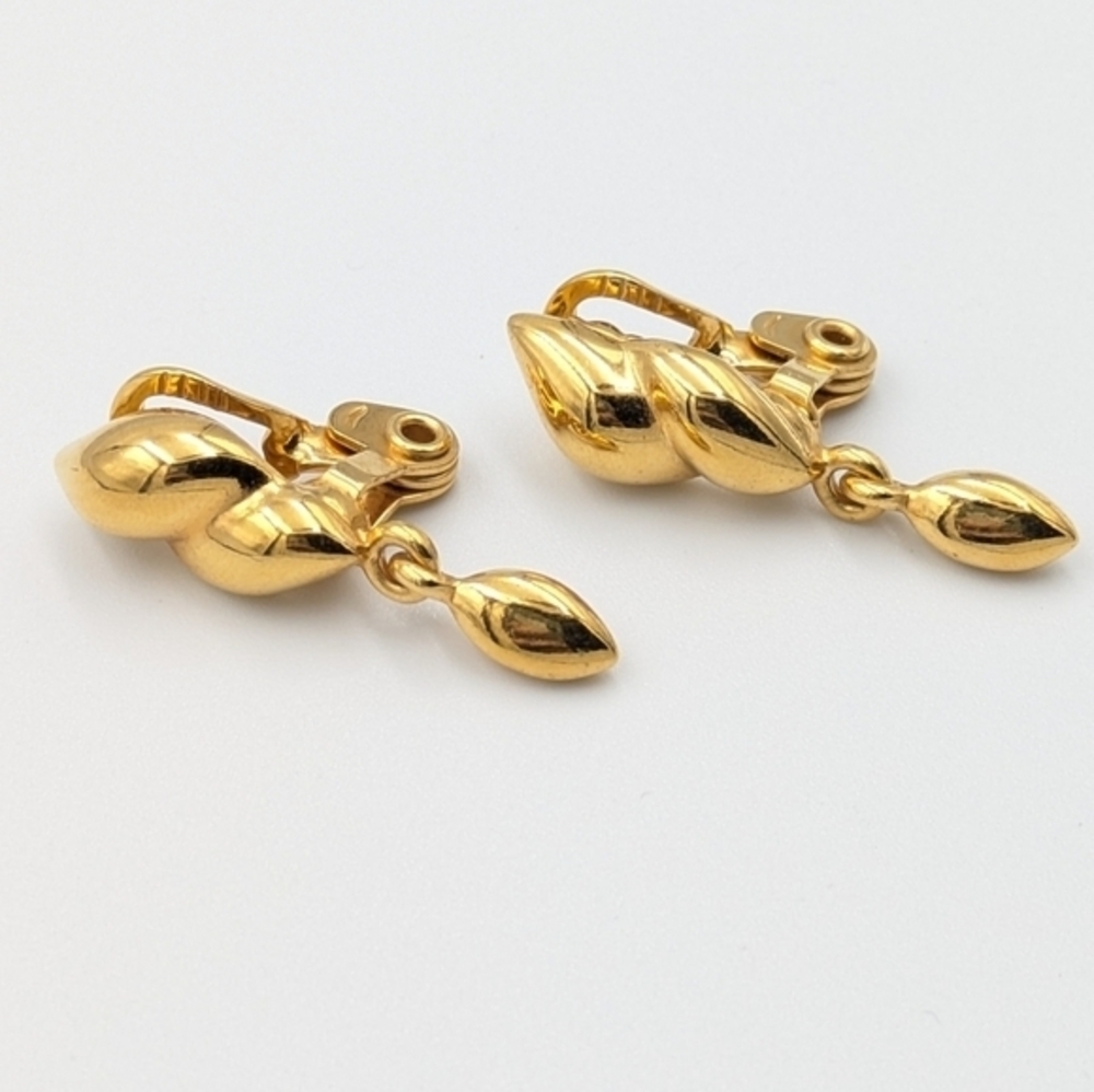Vintage signed Monet gold tone clip on earrings - Picture 4 of 4